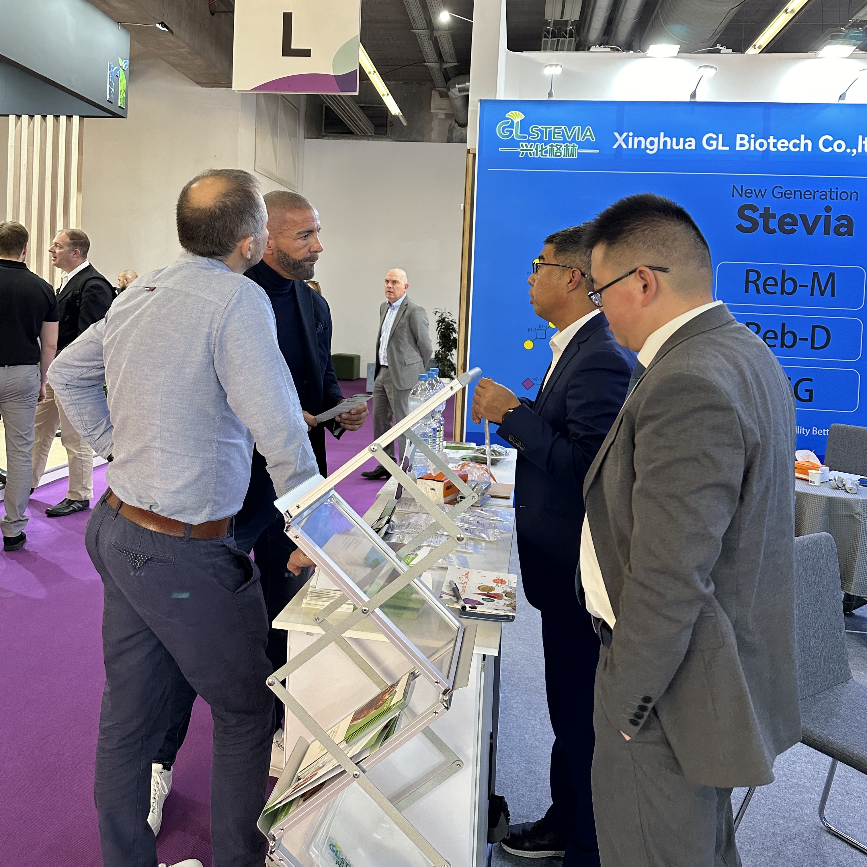 展会现场与新客户交流:新一代甜菊糖苷.jpg 展会现场与新客户交流:新一代甜菊糖苷.jpg