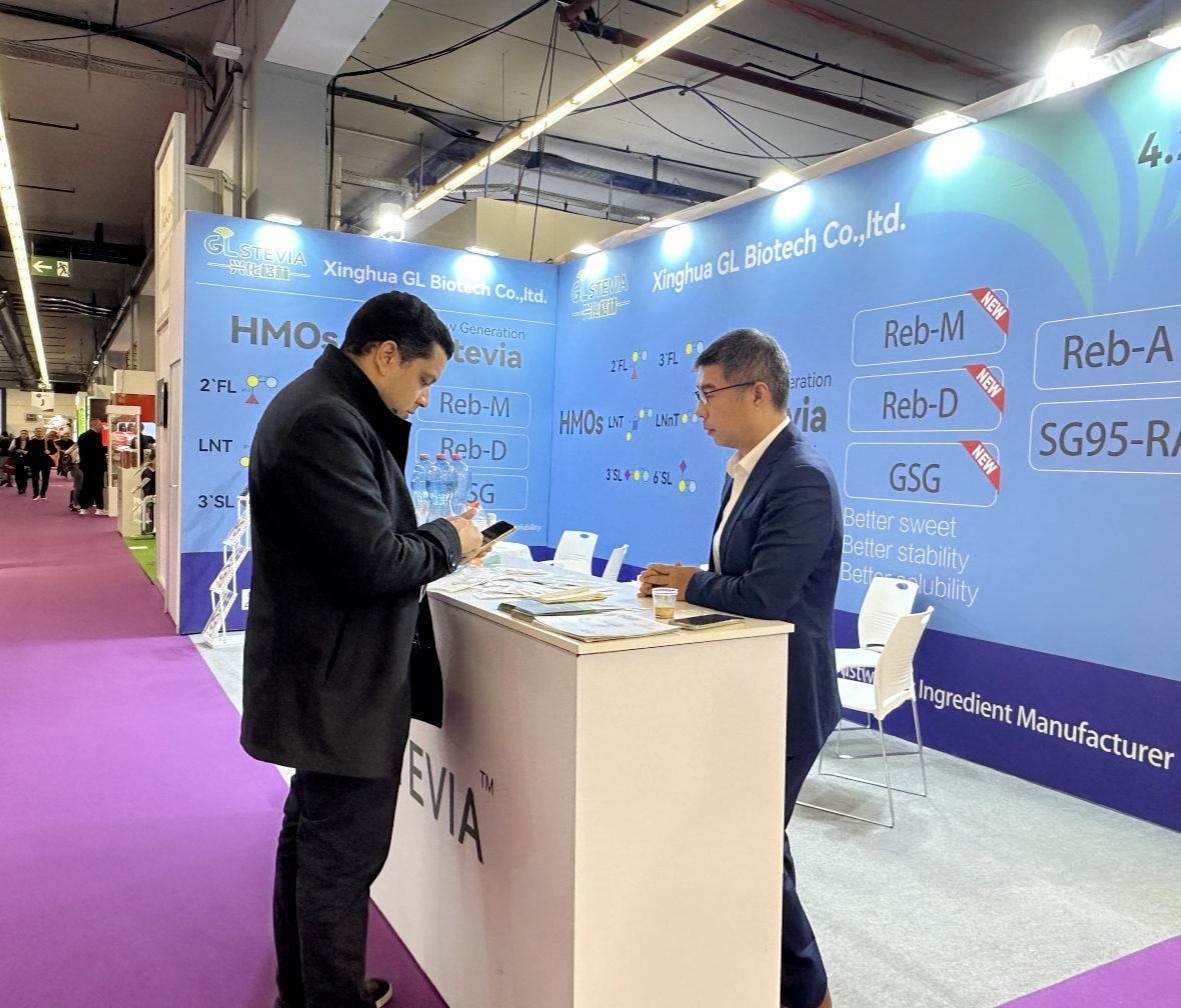 Communicate with customers at FIE show.jpg Communicate with customers at FIE show.jpg