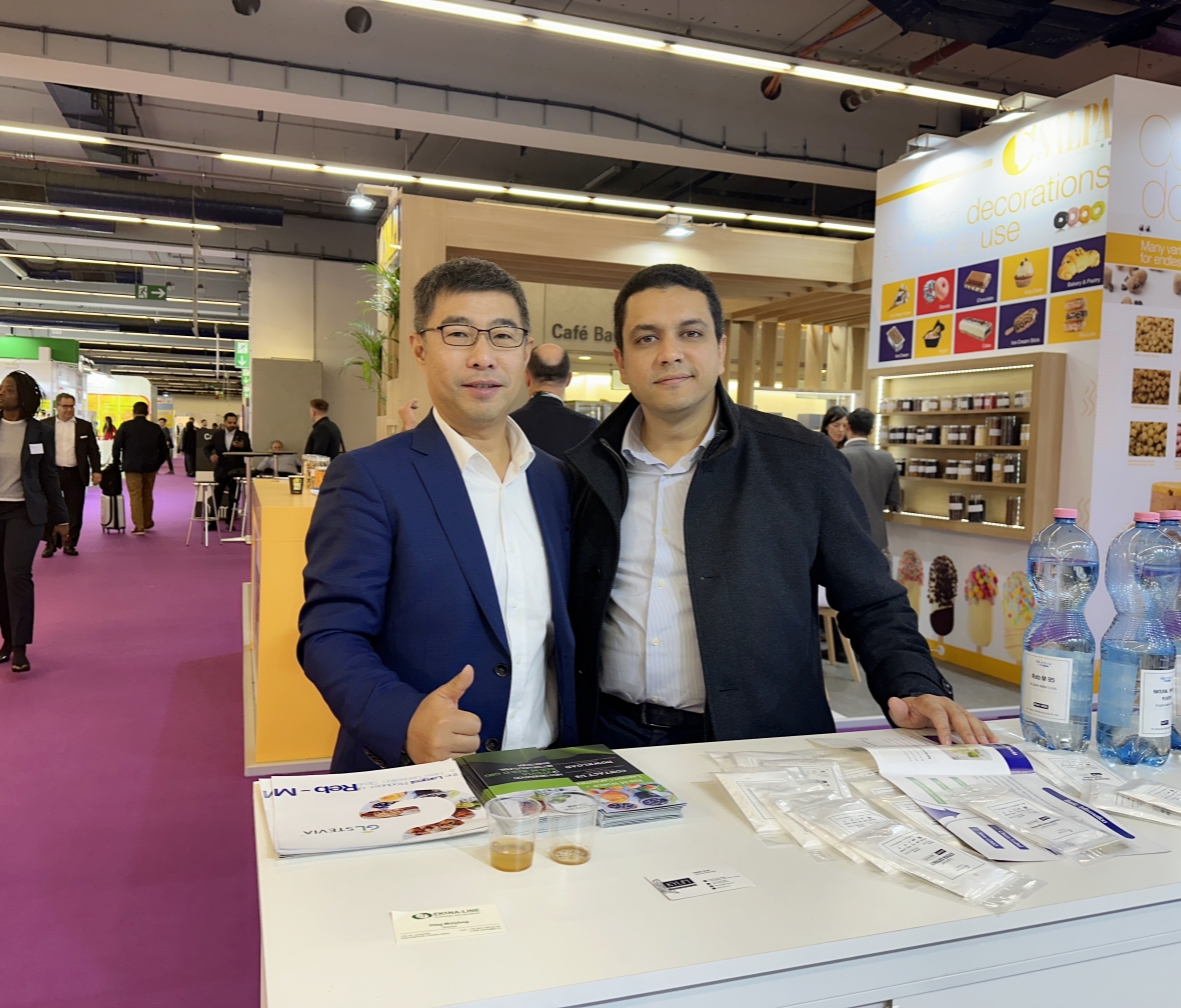 Take photos with customers at FIE show.jpg Take photos with customers at FIE show.jpg